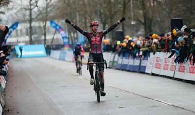 Michael Vanthourenhout vittorioso sul traguardo di Herentals © Bram Van Lent