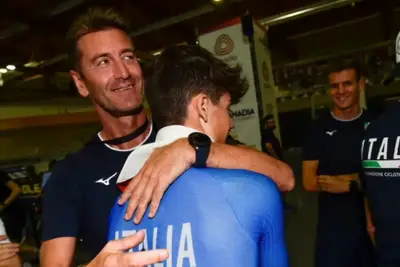 Il ct Salvoldi abbraccia Davide Stella © F.C.I.