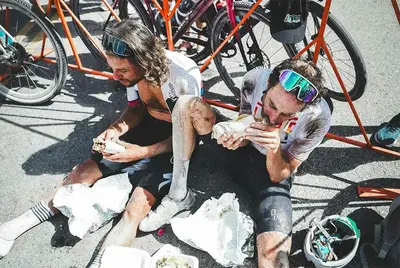 Thomas Dekker e Laurens ten Dam si rifocillano dopo la Unbound Gravel © Laurens ten Dam