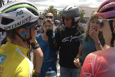 Ashleigh Moolman, in quel momento leader del Tour des Pyrénées, a confronto con Elisabeth Chevanne-Brachet (a sinistra) e Marion Clignet (a destra), ex cicliste, organizzatrici della corsa e al contempo sindacaliste del movimento femminile francese
