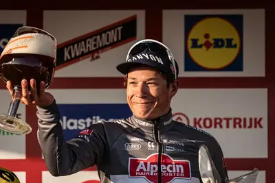 Jasper Philipsen sul podio nella scorsa edizione ©Kuurne-Brussel-Kuurne