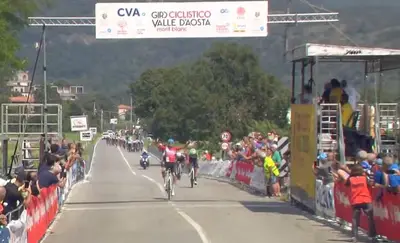 Federico Biagini vittorioso sul traguardo della seconda tappa del Giro Ciclistico della Valle d'Aosta via X