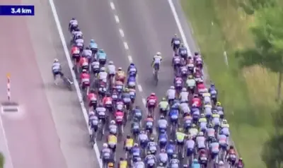 La caduta di Oscar Riesebeek al Giro del Belgio. Secondo cartellino giallo e squalifica