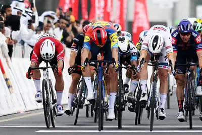 Jonathan Milan sprinta per la vittoria nella quarta tappa dell'UAE Tour 2025 © Lidl-Trek / Getty Sport via X