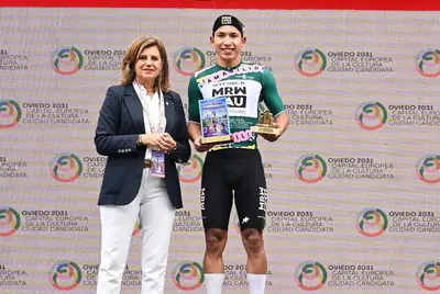 Edgar Cadena premiato dopo la seconda vittoria alla Vuelta Asturias © Vuelta Asturias