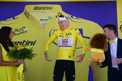Tadej Pogacar in maglia gialla dopo la vittoria della terza tappa del Tour de France 2026 © L'Equipe via X