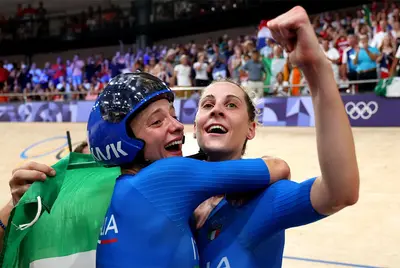 Chiara Consonni e Vittoria Guazzini festeggiano il titolo olimpico nella Madison © Fraioli CONI
