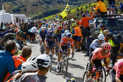 Il peloton negli ultimi chilometri della ventesima tappa della Vuelta a España 2024 © Red Bull - BORA - hansgrohe/SprintCycling via X