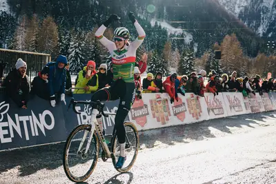 Prima vittoria in carriera in Coppa del mondo per Manon Bakker ©Uci Cyclocross