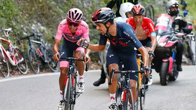 Giro d'Italia 2021, Dani Martinez incoraggia Egan Bernal in una giornata difficile a Sega di Ala © Getty Images