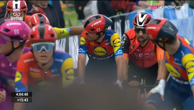 Giulio Ciccone arriva sul traguardo scortato dai suoi compagni di squadra © Giro d'Italia via X