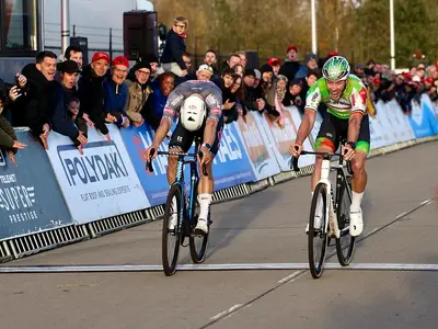 Laurens Sweeck vince lo Jaarmarktcross di Niel © Veldritkrant / Bram van Lent via X
