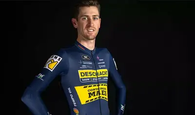 Toon Aerts con la maglia della sua nuova squadra © Deschacht Hens Maes