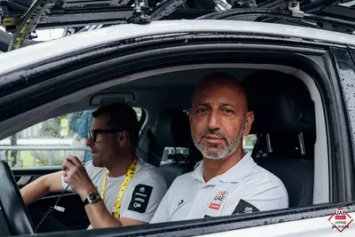 Joxean Fernández 'Matxin', nella vettura degli Emirati Arabi Uniti, durante il Tour de France ©UAE Emirates