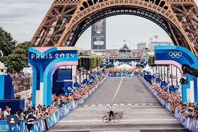 Evenepoel esulta sul traguardo della prova in linea maschile delle Olimpiadi di Parigi 2024 ©Zac Williams