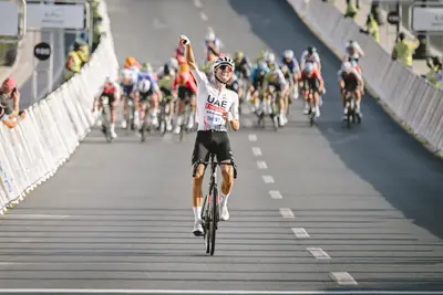 Arrivo in solitaria per Finn Fisher-Black alla Muscat Classic ©Tour of Oman
