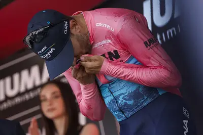 Diego Ulissi in maglia rosa ©Bike Channel via X