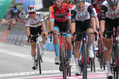 Remco Evenepoel arriva a Fossombrone in un gruppetto con Damiano Caruso tra gli altri © Giro d'Italia