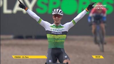 Laurens Sweeck può finalmente esultare dopo sette giri vissuti in solitaria al comando