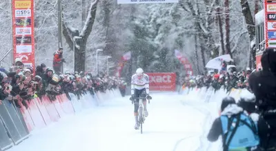 Mathieu van der Poel vince lo Zilvermeercross di Mol © Veldritkrant/Bram van Lent