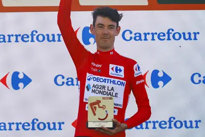 Ben O'Connor manda saluti a Primoz Roglic... © Unipublic/Sprint Cycling