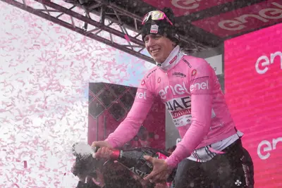 Tadej Pogacar sul podio di Livigno © Giro d'Italia
