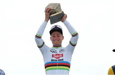 Mathieu Van der Poel sul podio della Parigi-Roubaix 2024 ©Région Hauts-de-France
