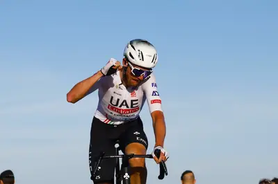 Brandon McNulty esulta in cima all'Alto del Miserat ©UAE Team Emirates-SprintCycling