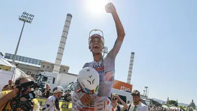 Isaac Del Toro e Tadej Pogačar (UAE Team Emirates-XRG) festeggiano la vittoria della seconda tappa del Tour de France 2026 © Stephanie Lecocq, AFP