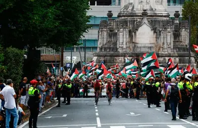 Manifestanti pro-Palestina alla Vuelta a España 2025©info20fr