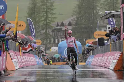 Tadej Pogačar conquista la quinta tappa nella Corsa Rosa © Twitter Giro d'Italia