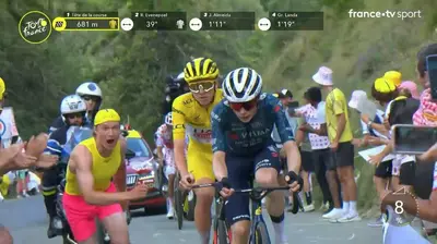 Jonas Vingegaard e Tadej Pogačar sulla salita del Col de la Couillole © Tour de France via X