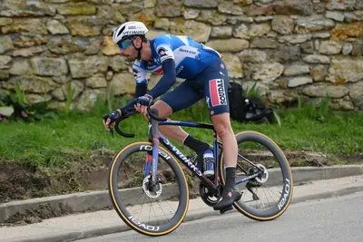 Mattia Cattaneo impegnato in una corsa in maglia Quick-Step © Getty Sport via X @soudalquickstep