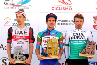 Il podio della Vuelta a Castilla y León 2022: Simon Yates, George Bennett, Jonathan Lastra. © Vuelta a Castilla y León