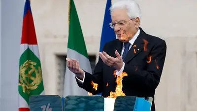 Il presidente Sergio Mattarella accende il braciere olimpico di Milano-Cortina © La Stampa / Reuters