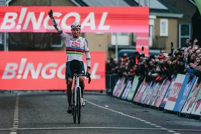 Van der Poel esulta anche a Hulst; nessuno può fermarlo © UCI Cyclocross