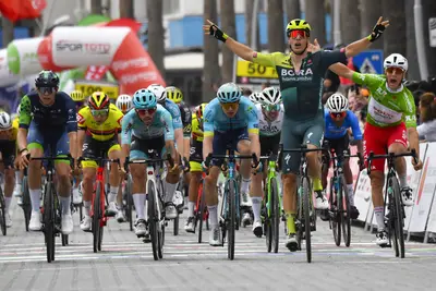 Van Poppel esulta sul traguardo, ma la vittoria va a Giovanni Lonardi ©Team Polti Kometa-SprintCycling