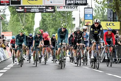 Il gruppo all'arrivo di Saint-Priest © Criterium del Delfinato
