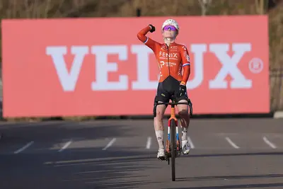 Puck Pieterse esulta sul traguardo di Maasmechelen ©UCI Cyclocross