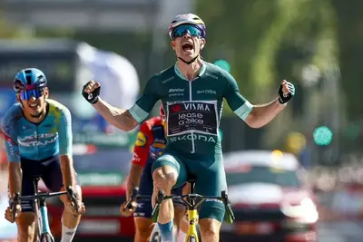 Van Aert vince la 15esima tappa alla Vuelta a España 2026 davanti a Alessandro Romele©Luis Ángel Gómez/sprintcycling