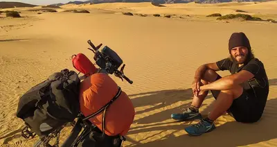 Lorenzo Barone nel deserto con la sua bici © Lorenzo Barone