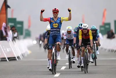 Jonathan Milan vince la prima tappa dell'AlUla Tour 2026 (© Getty Images)