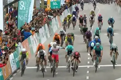 La volata della seconda tappa del Tour de Langkawi: Peñalver esulta, ma la vittoria va a Malucelli