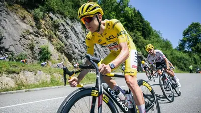 Tadej Pogačar sull'ascesa verso Plateau de Beille © Twitter Tour de France