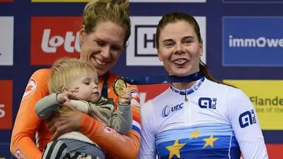 Lotte Kopecky, oro nella cronometro agli Europei 2024, con Ellen van Dijk e suo figlio © BELGA