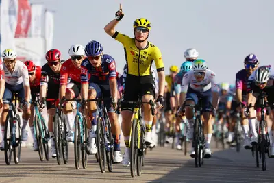 La volata vincente di Olav Kooij (Visma-Lease a Bike), nella prima tappa del Tour of Oman 2025