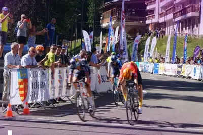 Il colpo di reni di Leknessund su Lipowitz nella prima tappa del Sibiu Tour ©Sibiu Cycling Tour
