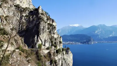 Uno scorcio sul lago dal sentiero della Ponale © Comitato Giacomo Cis