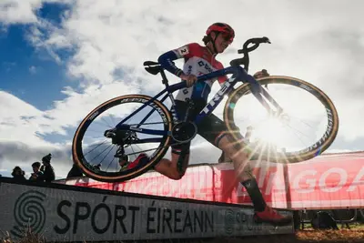 Lucinda Brand salta le barriere nel round di Coppa del Mondo di Ciclocross a Dublino © UCI Cyclocross via X