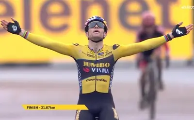 Wout van Aert regala l'ultima vittoria - forse - alla Jumbo-Visma